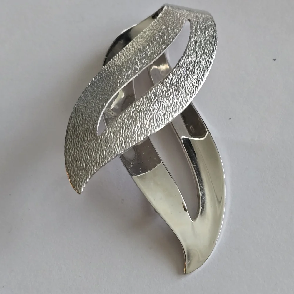Vintage Sarah Coventry brooch silver pin crossover